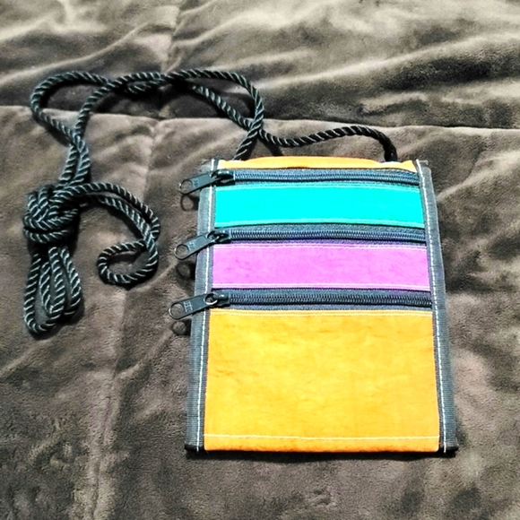 Eastsport Slim Crossbody Nylon Travel Wallet - Picture 2 of 5